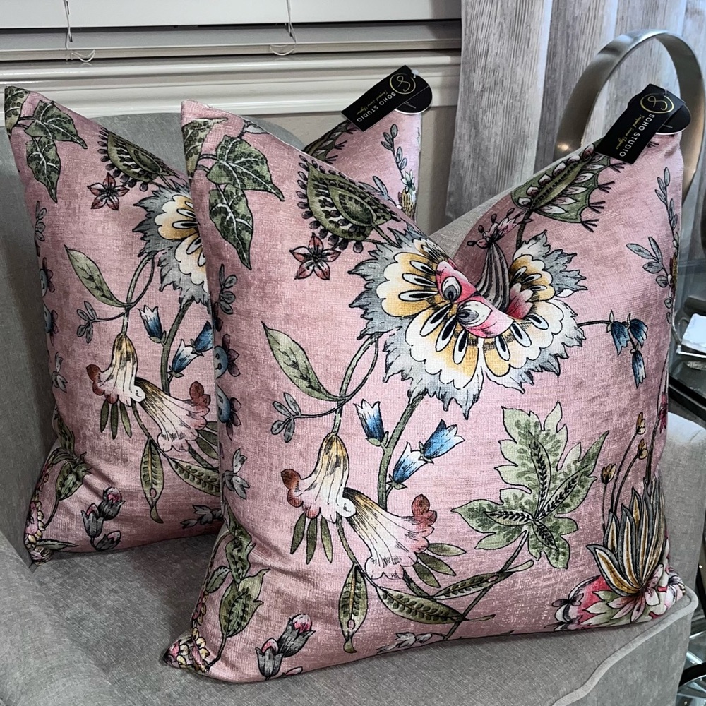 1- NWT SOHO STUDIO BLUSH FLORAL DESIGN DECORATIVE
PILLOW